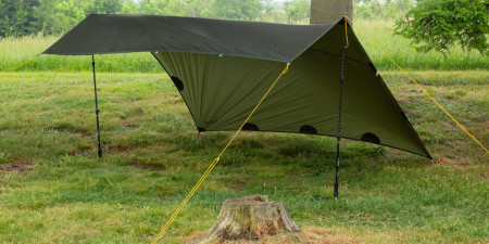 8 sposobów na zbudowanie schronienia z plandeki