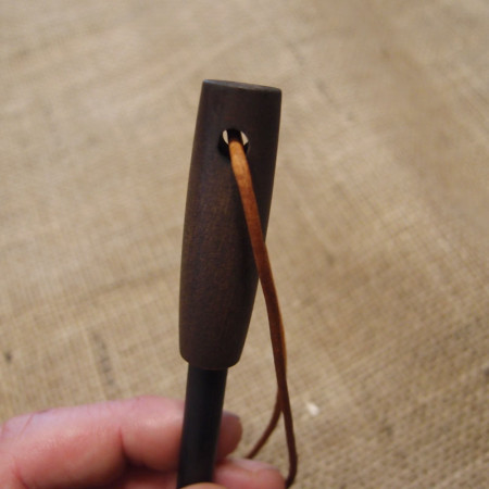 Krzesiwo JUBÖ Bushcraft Firesteel z dębową rękojeścią